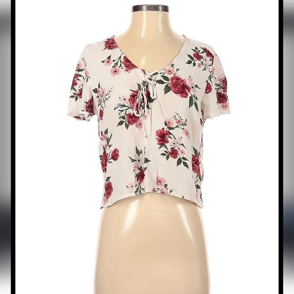 Kendall & Kylie Tops - Kendall and Kylie crop floral lace up vneck blouse size medium
